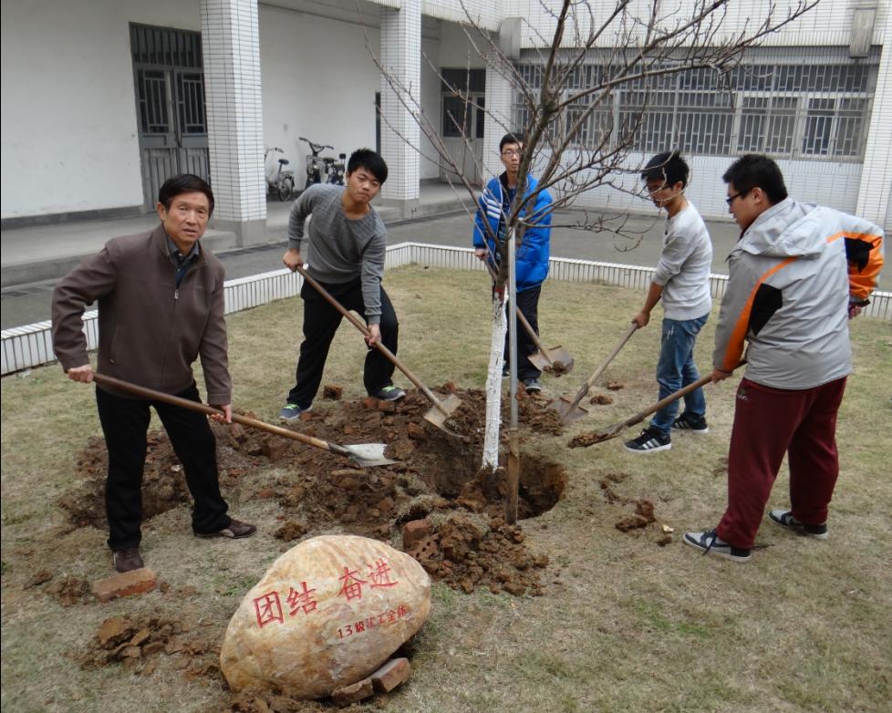 王书记和同学们一起种植树苗